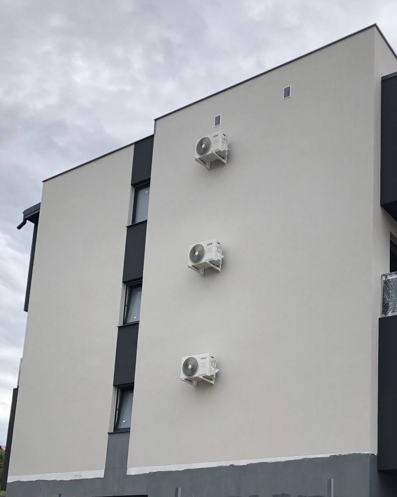 Bloc de locuințe cu unități exterioare montate pe fațadă