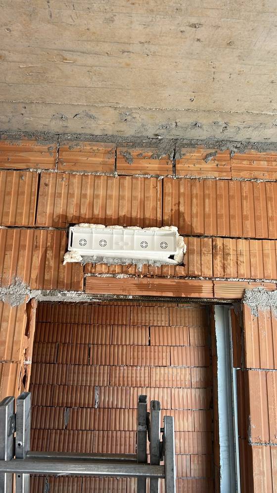 Cutie de preinstalare încastrată deasupra ușii