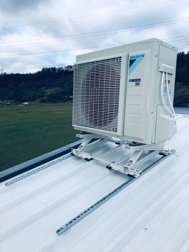 Acoperiș tablă · Daikin pe suport